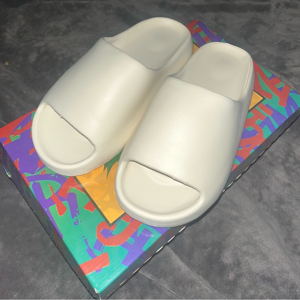 Beige Quiet Luxury Style Slides - Picture 11 of 12